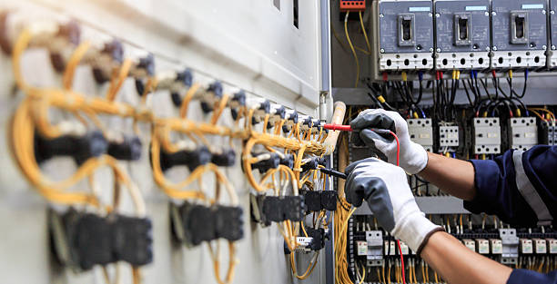 Professional Electrician technician working in Clarendon Hills, IL